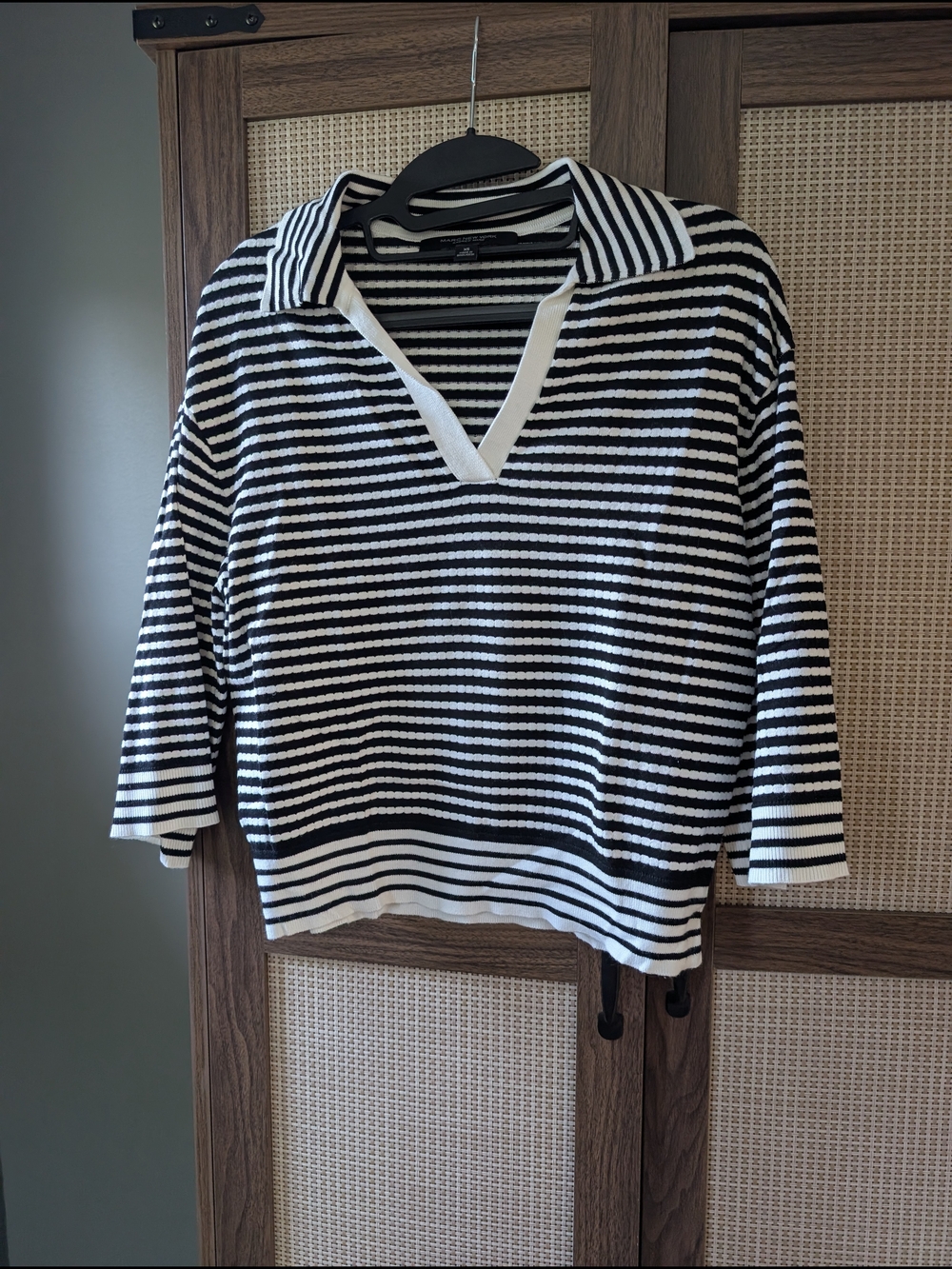 Striped Collared V-Neck Sweatshirt - Black & White